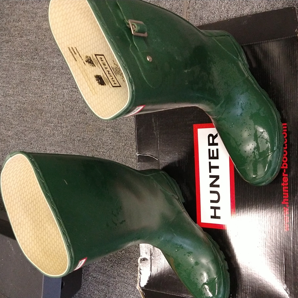 Hunter size 9 boots make an offer !